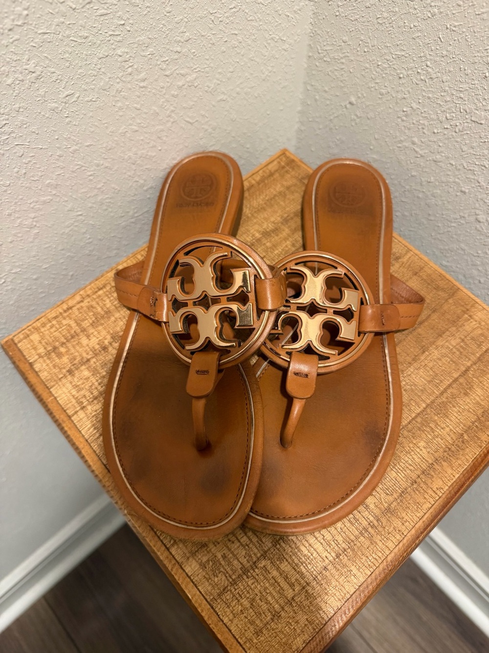 Tory Burch Leather Metal Logo Millar Thong Sandals size 9